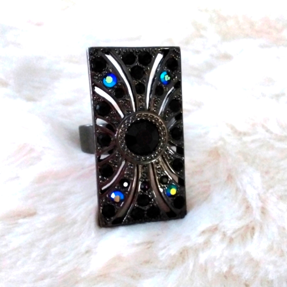 Statement costume ring, size 7